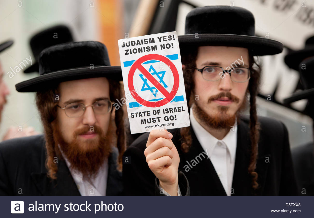 ultra orthodox jews demonstrate against israel in front of the united D5TXX8